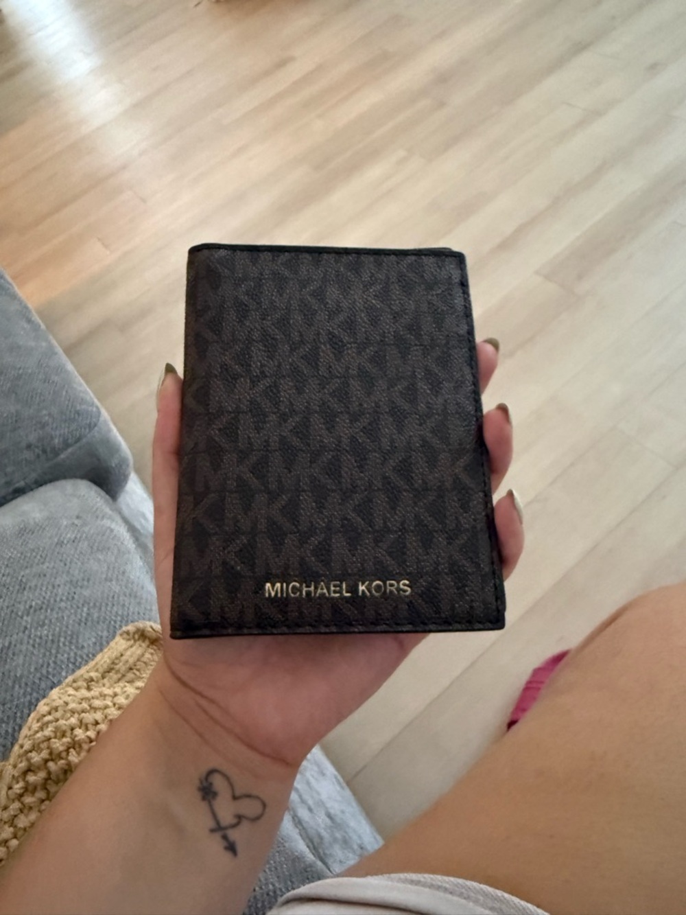 Michael Kors Tan/Brown Leather Card & Passport Holder - Picture 2 of 2